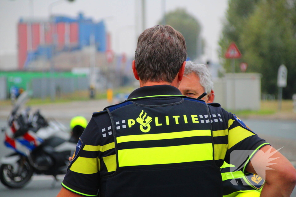 Vrachtwagen ondersteboven na aanrijding met auto