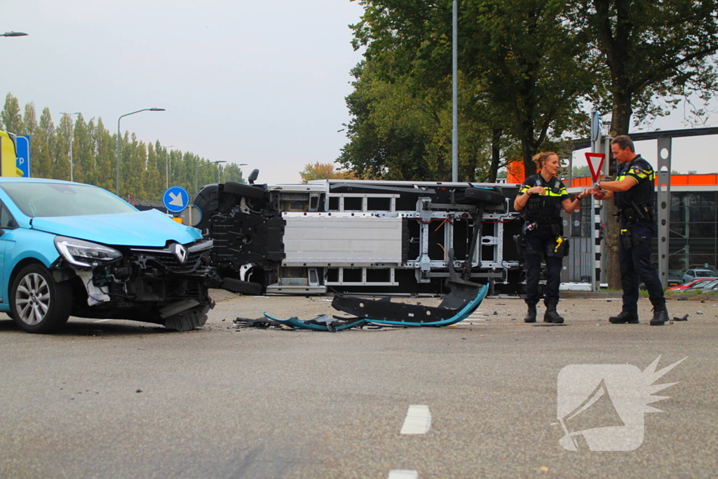 Vrachtwagen ondersteboven na aanrijding met auto