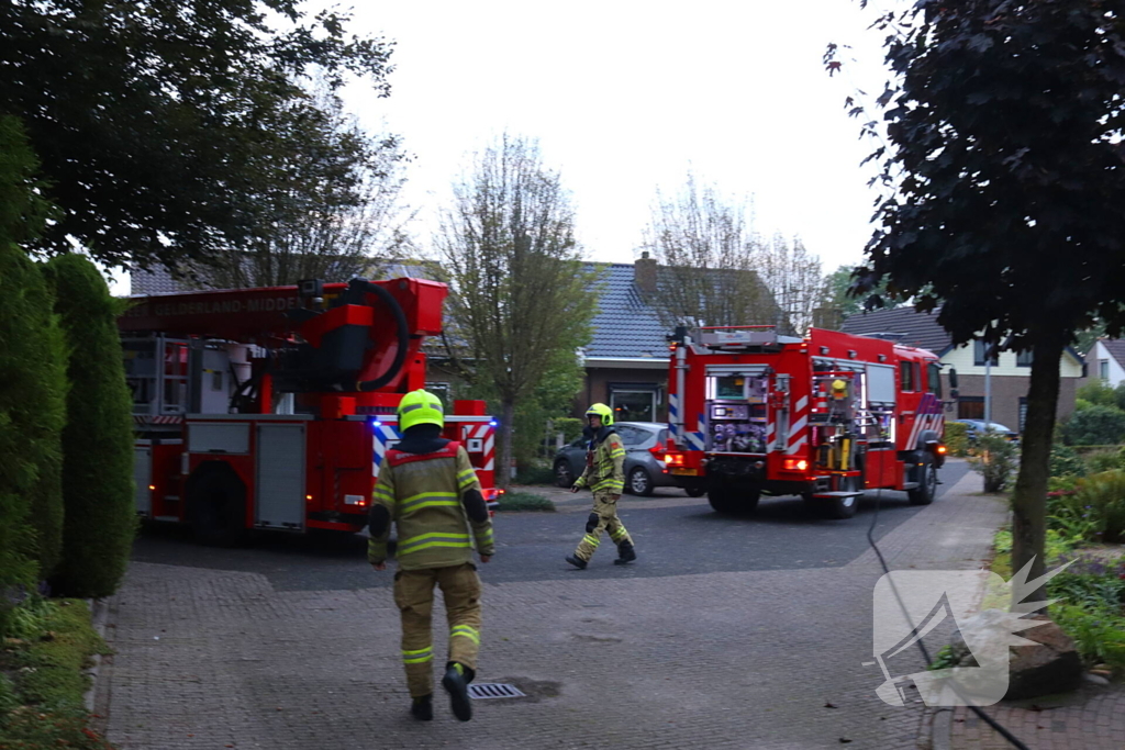 Vlammen slaan uit schoorsteen