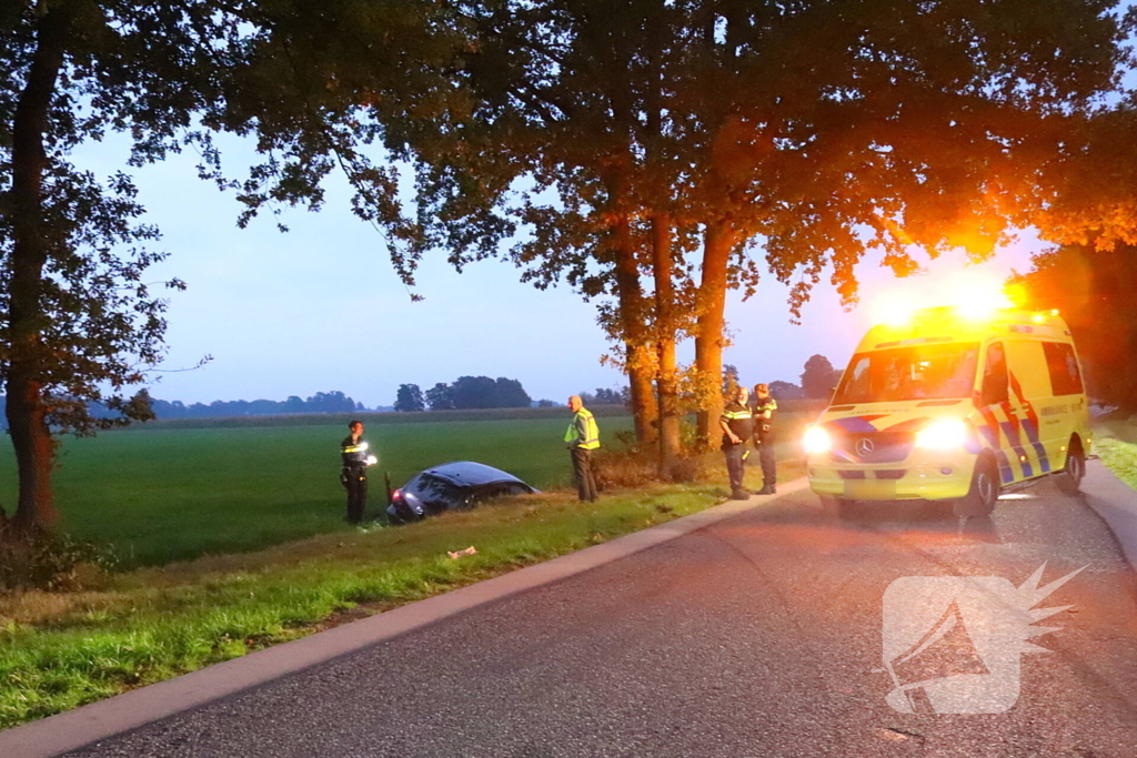 Automobilist belandt in sloot