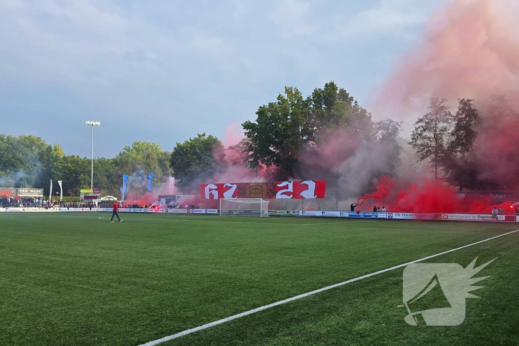 Sfeeractie bij stadsderby op sportpark de Eikelhof
