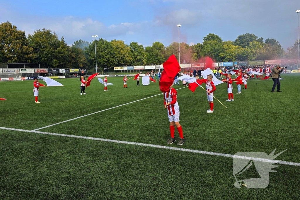 Sfeeractie bij stadsderby op sportpark de Eikelhof