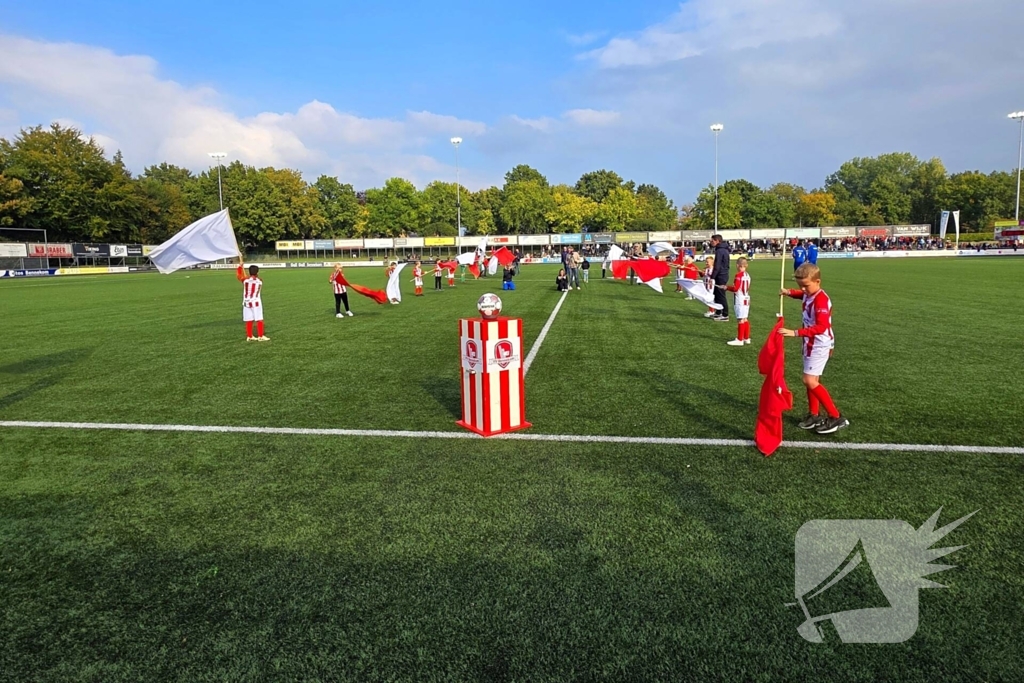Sfeeractie bij stadsderby op sportpark de Eikelhof