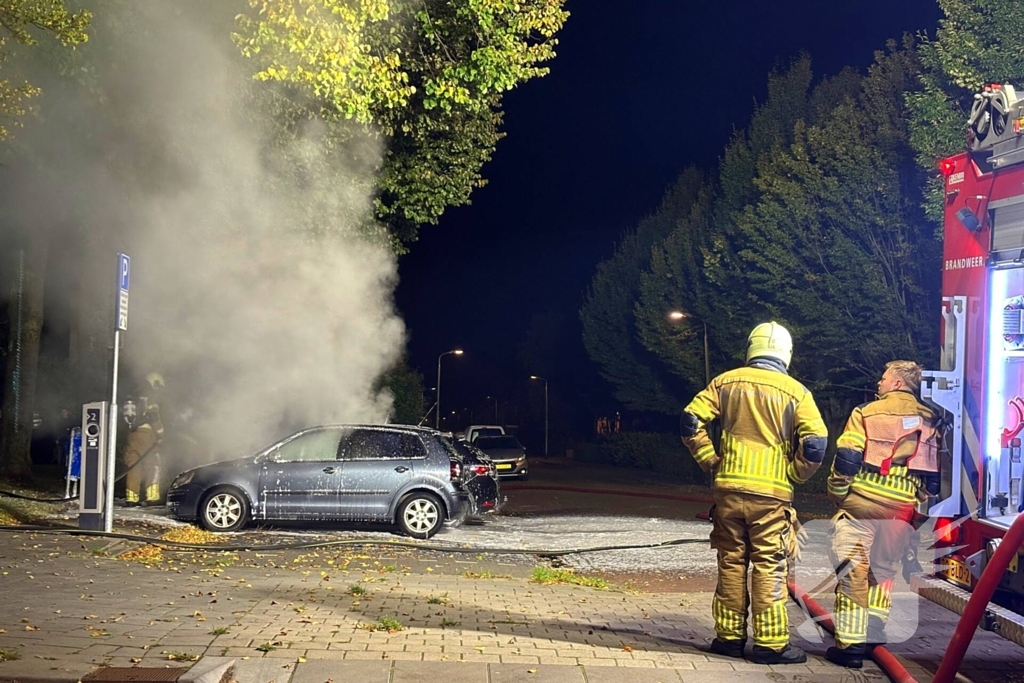 Voertuigen in vlammen op parkeerplaats
