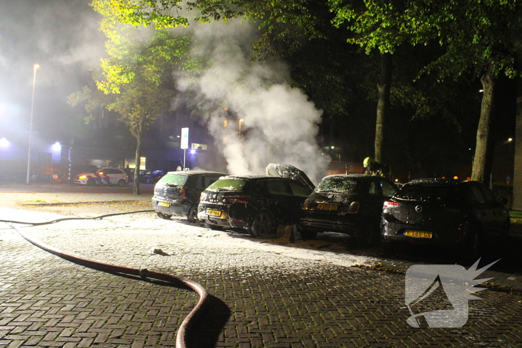 Voertuigen in vlammen op parkeerplaats