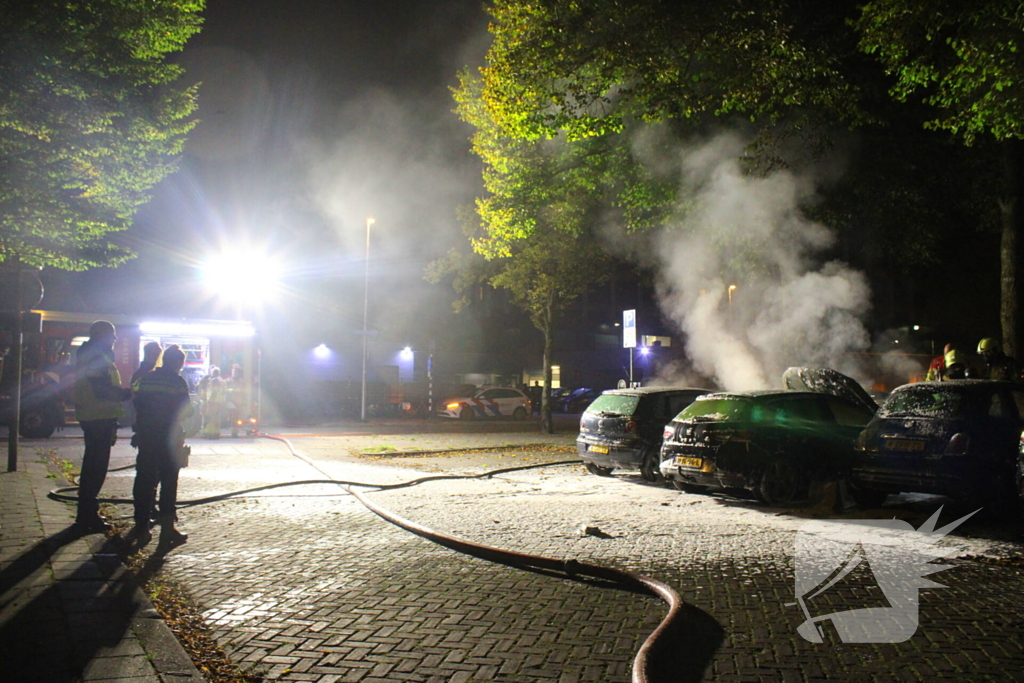 Voertuigen in vlammen op parkeerplaats