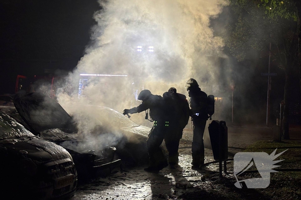 Voertuigen in vlammen op parkeerplaats
