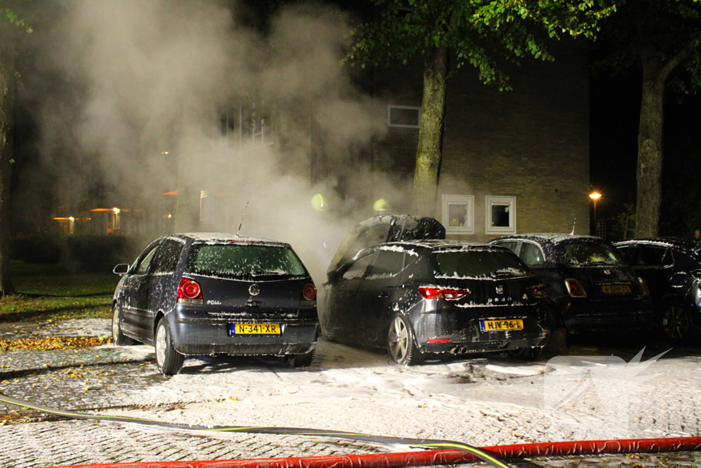 Voertuigen in vlammen op parkeerplaats