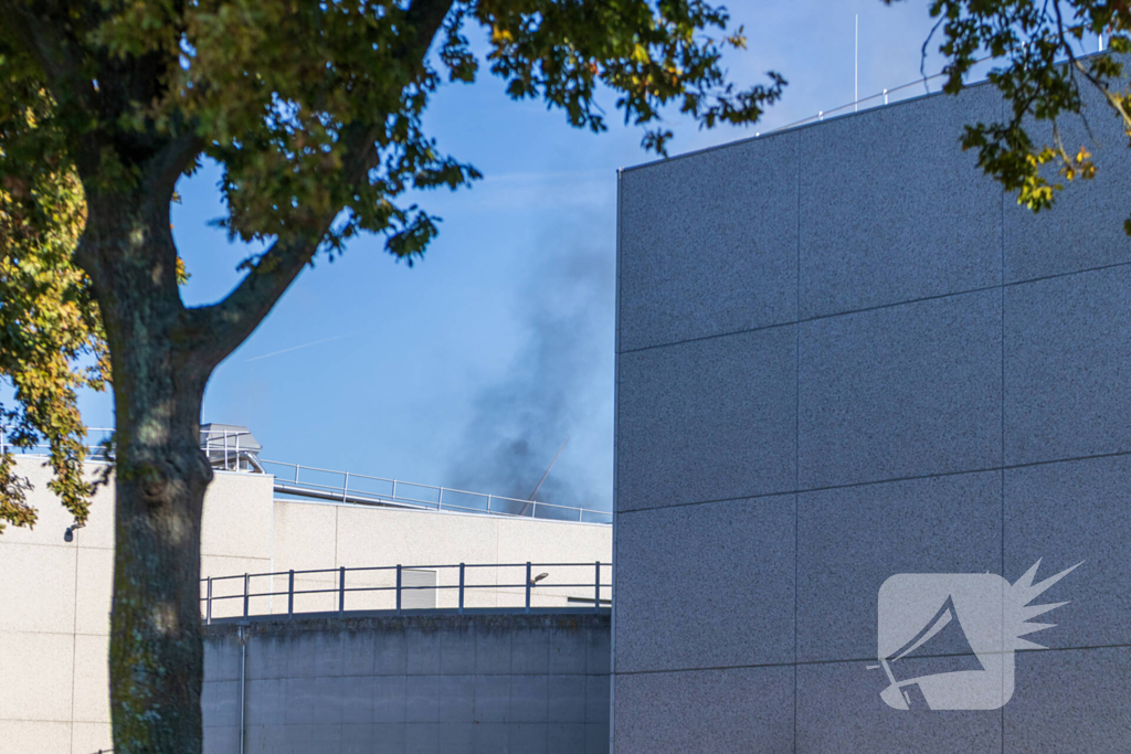 Rookontwikkeling van industriebrand in wijde omgeving te zien