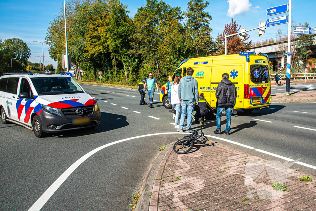 Kind op fiets aangereden op kruising