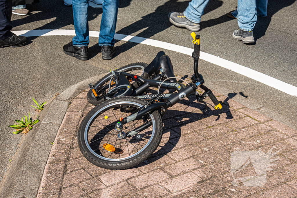 Kind op fiets aangereden op kruising