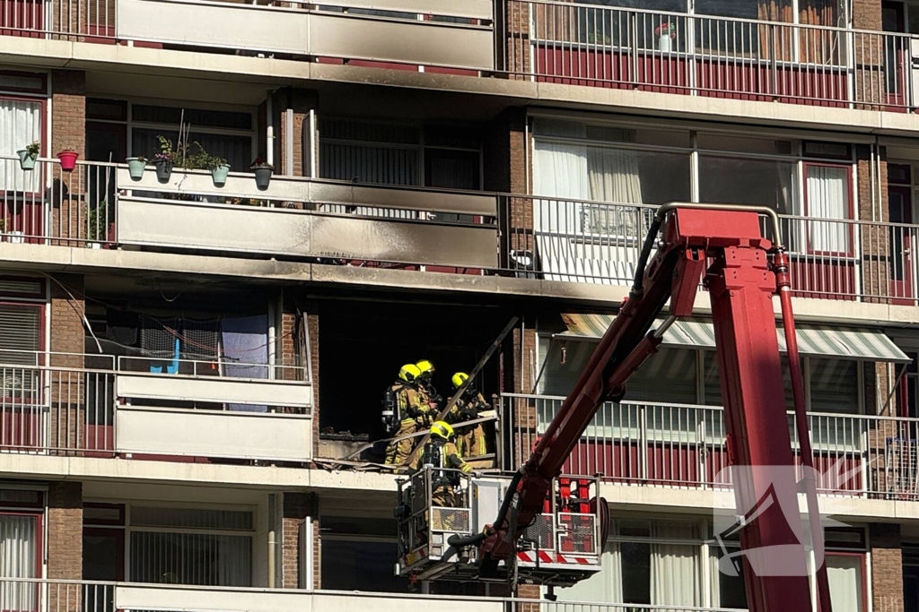 Explosie in flatwoning, grote brandweerinzet