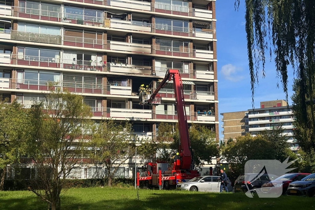 Explosie in flatwoning, grote brandweerinzet