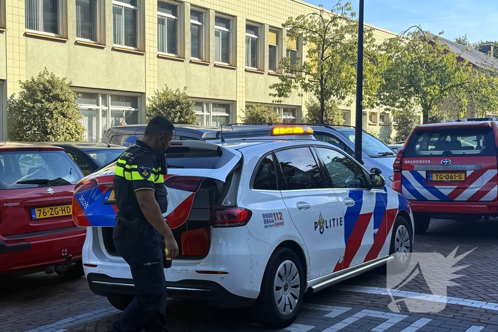 Explosie in flatwoning, grote brandweerinzet