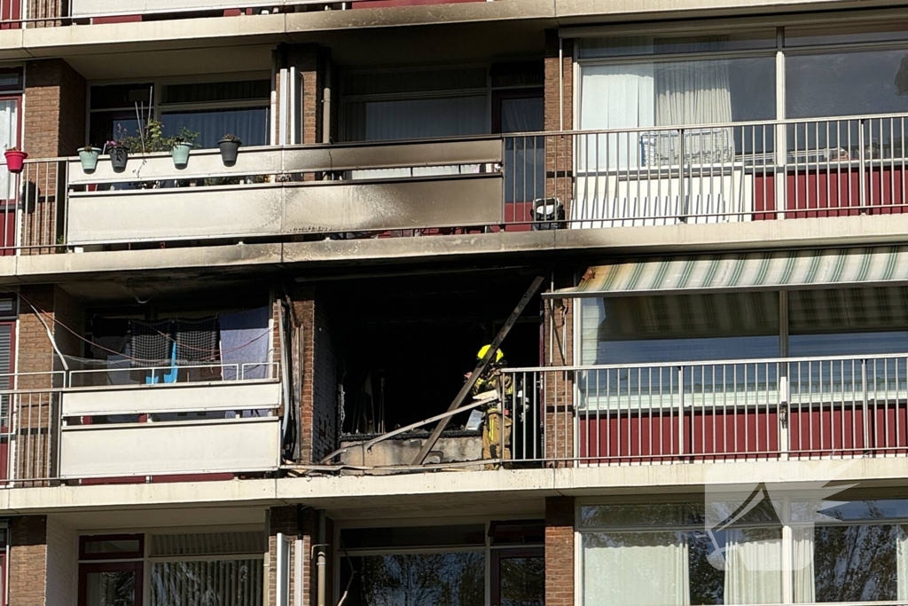 Explosie in flatwoning, grote brandweerinzet
