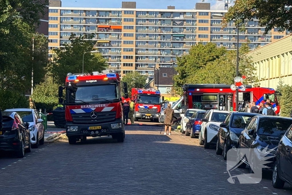Explosie in flatwoning, grote brandweerinzet