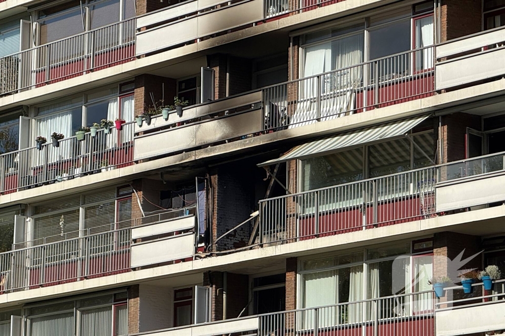 Explosie in flatwoning, grote brandweerinzet