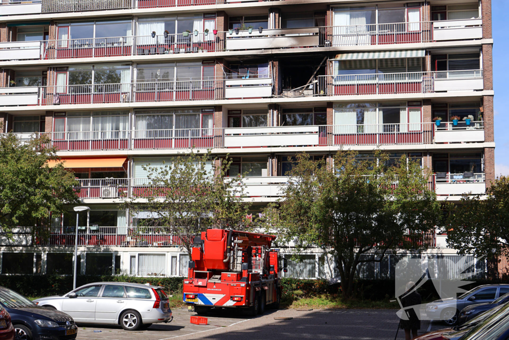 Explosie in flatwoning, grote brandweerinzet