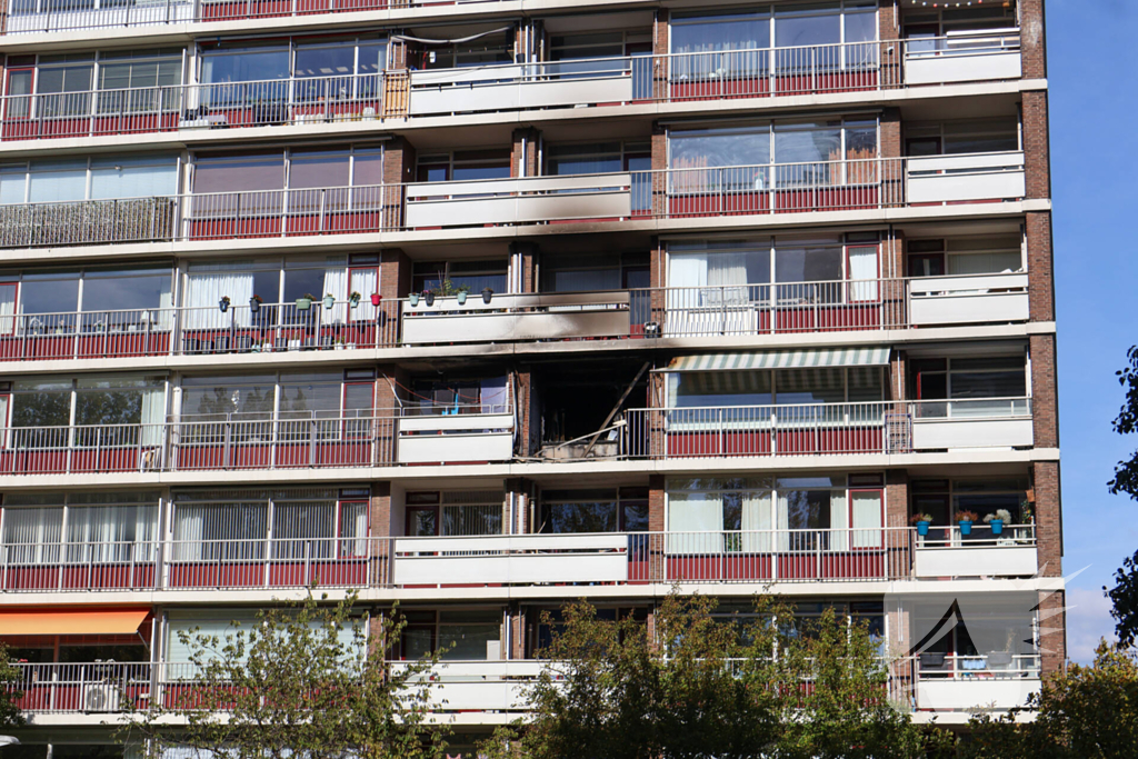 Explosie in flatwoning, grote brandweerinzet