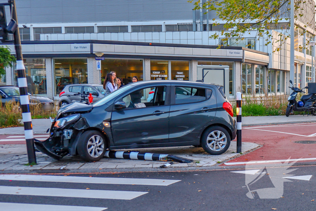 Bestuurder vlucht na ongeval met hoge snelheid