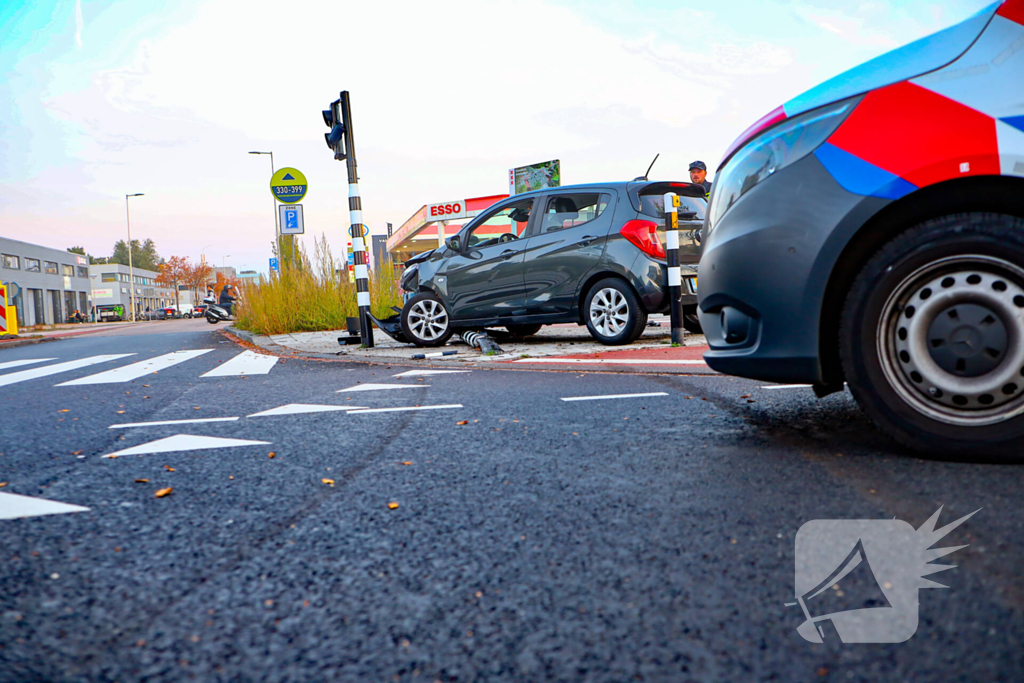 Bestuurder vlucht na ongeval met hoge snelheid