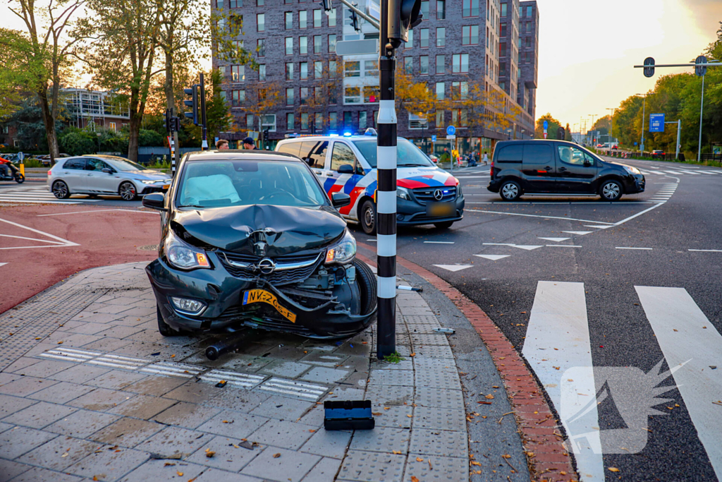 Bestuurder vlucht na ongeval met hoge snelheid
