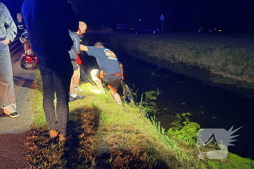Fietser belandt in water