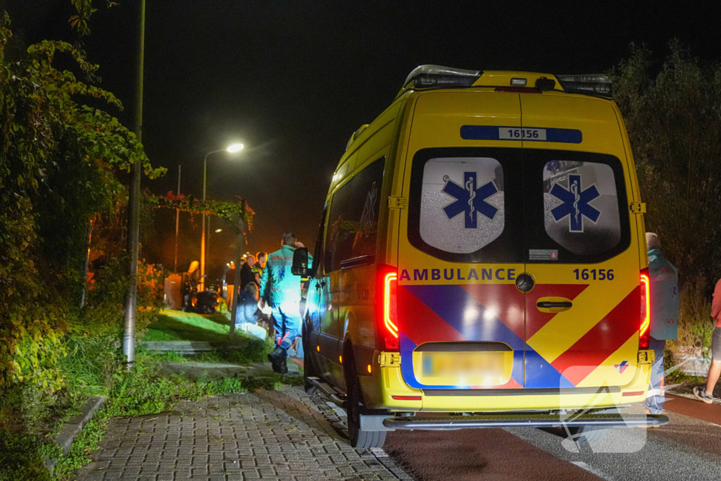 Verkeersongeval tussen auto en scooter na inhaalactie