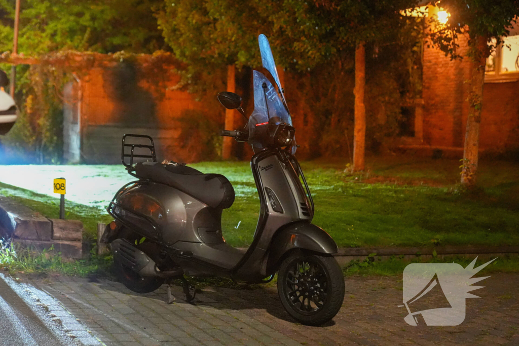 Verkeersongeval tussen auto en scooter na inhaalactie