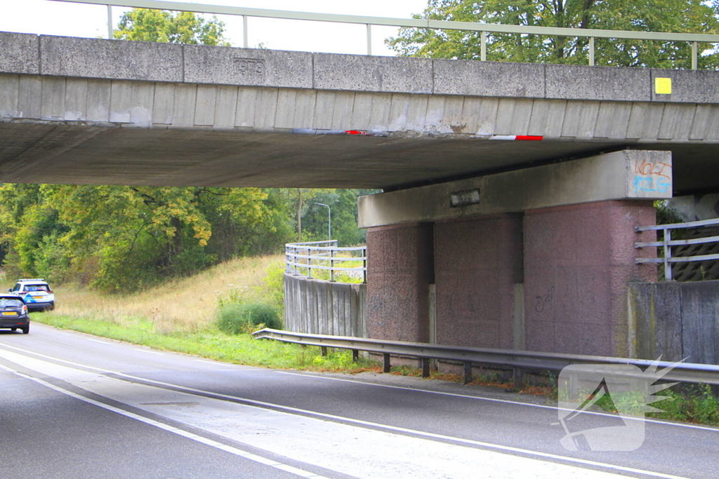 Vrachtwagen rijdt door na aanrijding bij brug