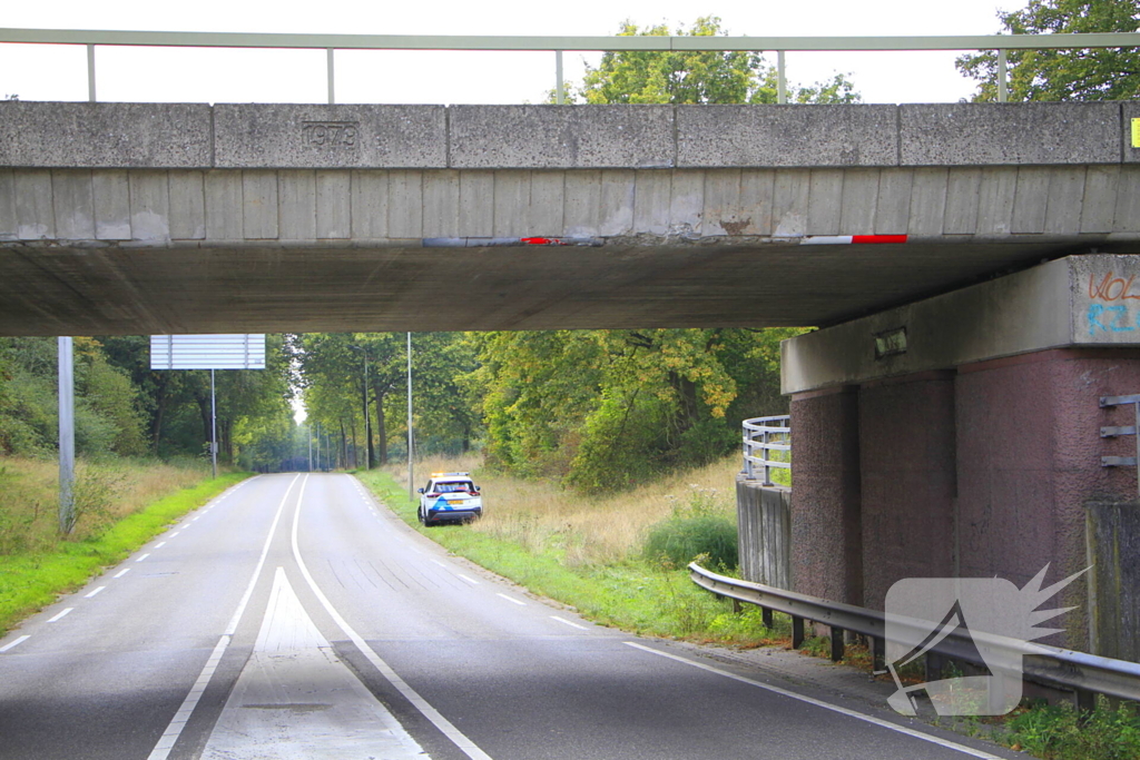 Vrachtwagen rijdt door na aanrijding bij brug