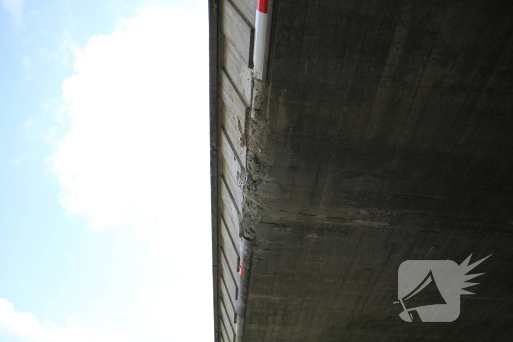 Vrachtwagen rijdt door na aanrijding bij brug