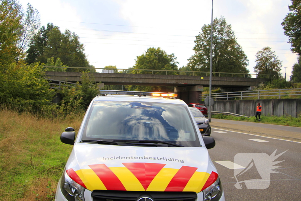 Vrachtwagen rijdt door na aanrijding bij brug