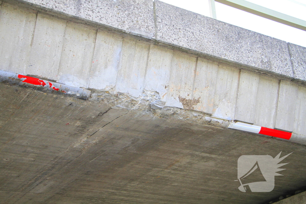 Vrachtwagen rijdt door na aanrijding bij brug