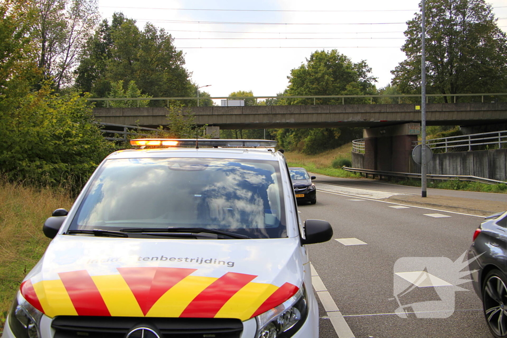Vrachtwagen rijdt door na aanrijding bij brug