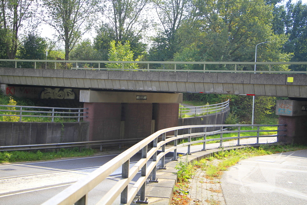 Vrachtwagen rijdt door na aanrijding bij brug