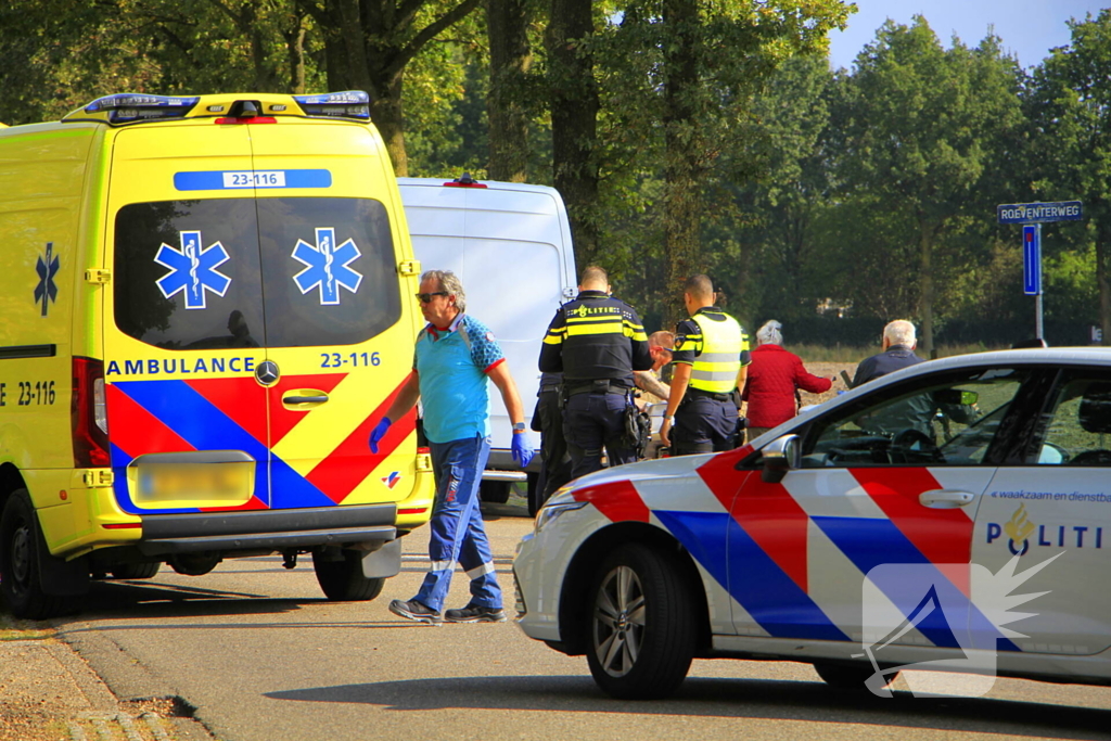 Scooter gewond bij aanrijding met busje