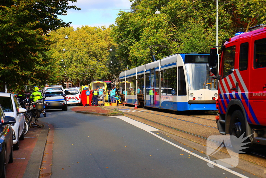 Persoon bekneld onder tram na aanrijding
