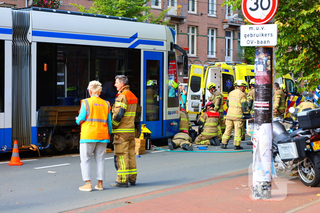 Persoon bekneld onder tram na aanrijding