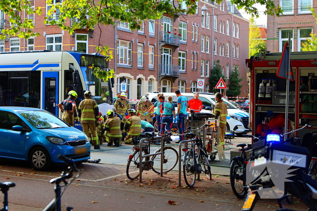 Persoon bekneld onder tram na aanrijding