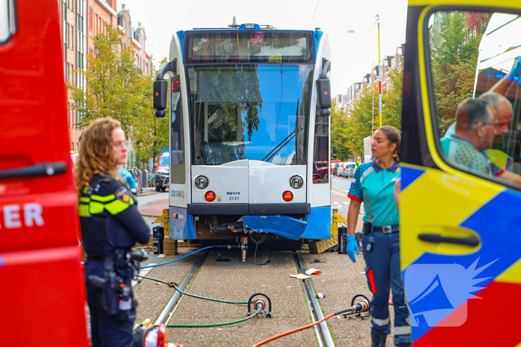Persoon bekneld onder tram na aanrijding