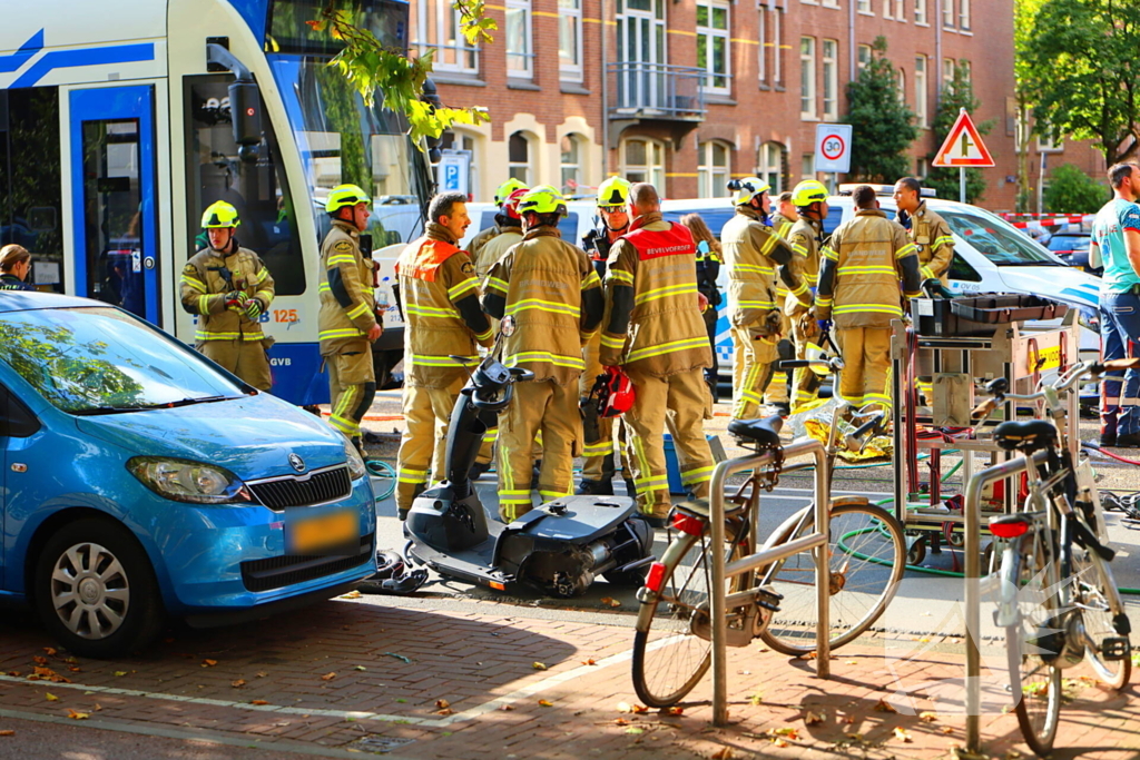 Persoon bekneld onder tram na aanrijding
