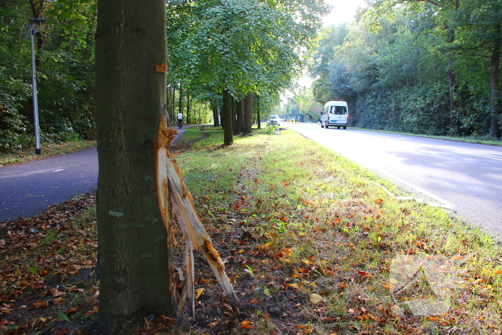 Bestuurder rijdt lantaarnpaal uit de grond bij ongeval