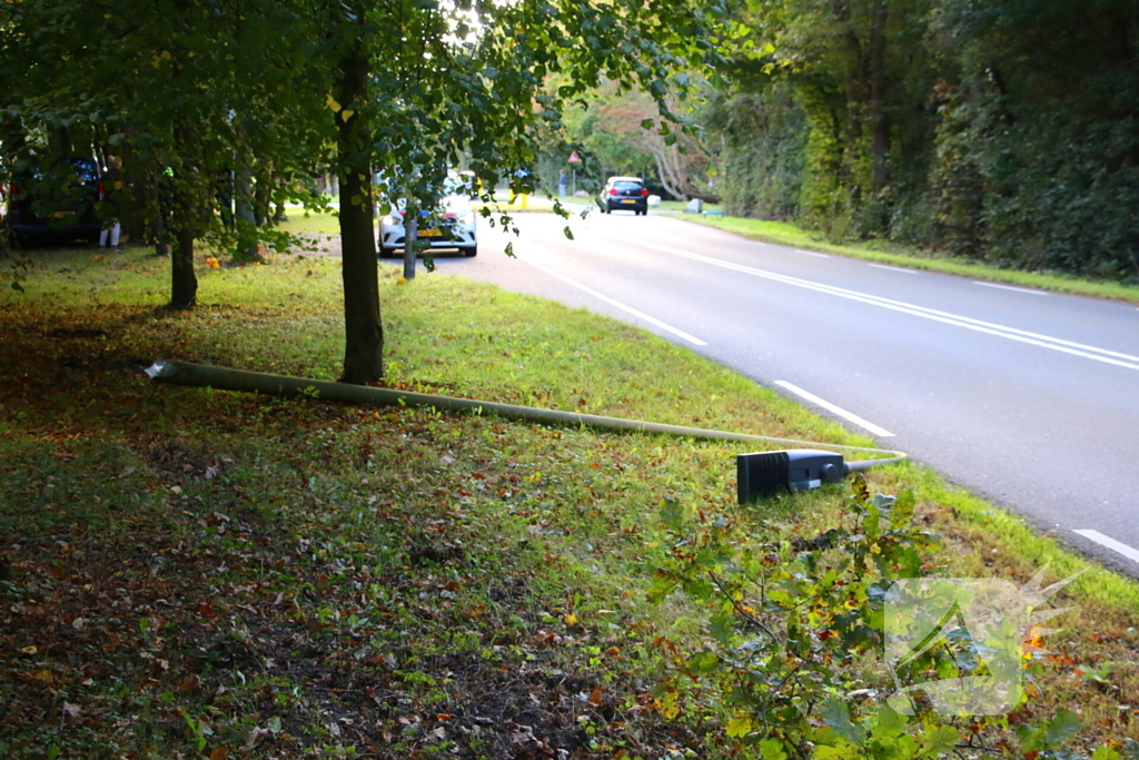 Bestuurder rijdt lantaarnpaal uit de grond bij ongeval
