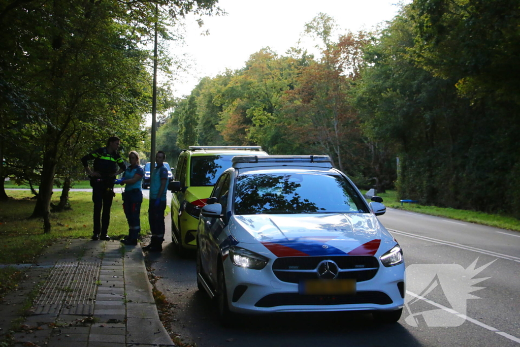 Bestuurder rijdt lantaarnpaal uit de grond bij ongeval