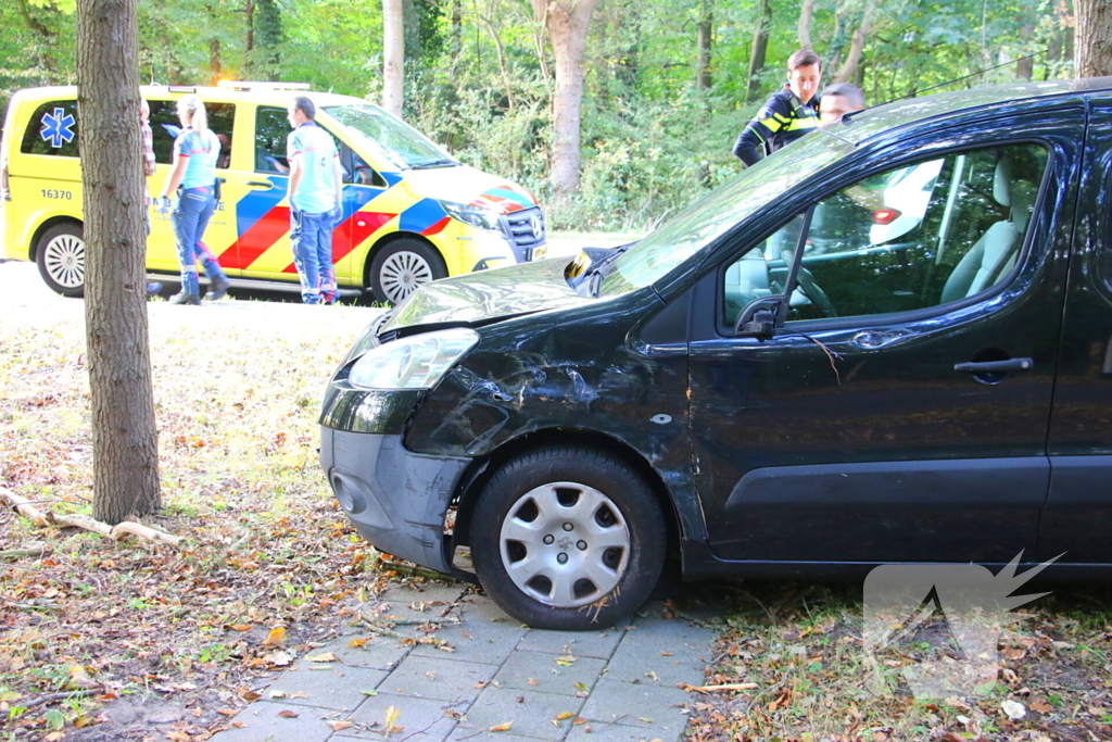 Bestuurder rijdt lantaarnpaal uit de grond bij ongeval