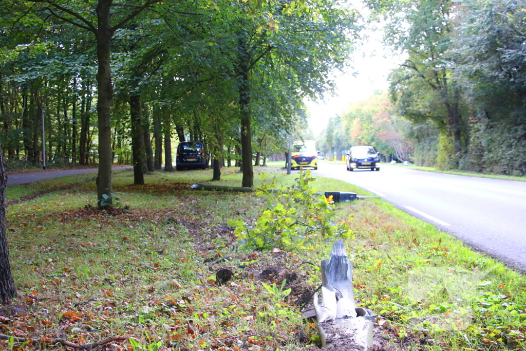 Bestuurder rijdt lantaarnpaal uit de grond bij ongeval