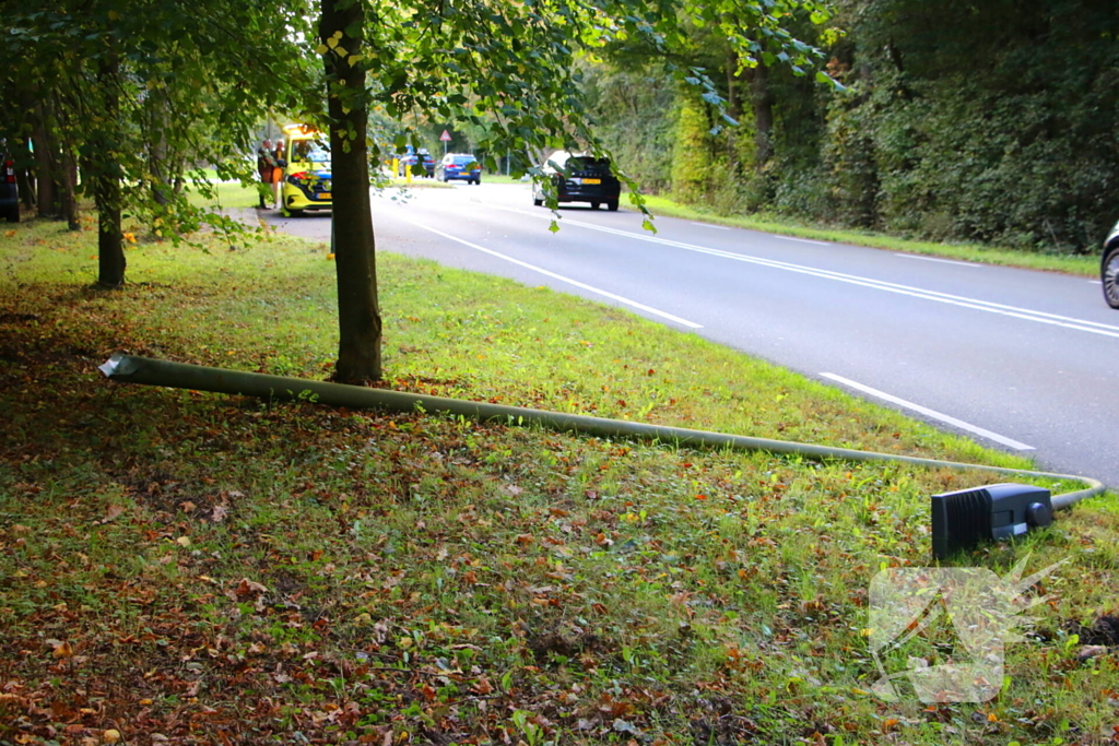 Bestuurder rijdt lantaarnpaal uit de grond bij ongeval