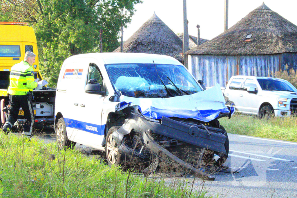 Bestelbus botst op vrachtwagen