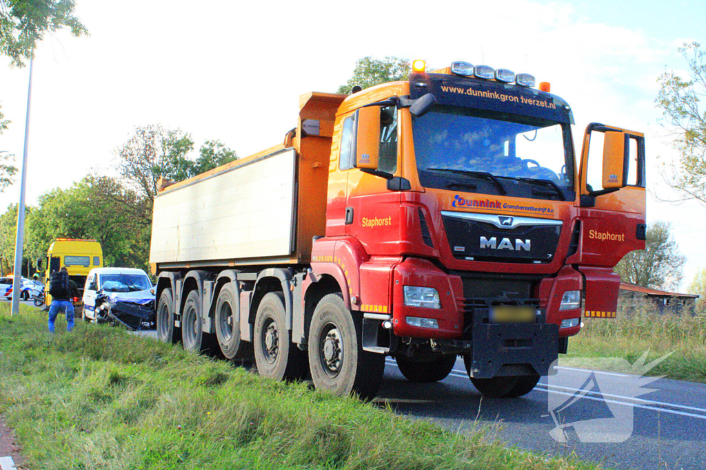 Bestelbus botst op vrachtwagen